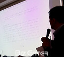 [BZ포토] '전망 좋은 집' 곽현화 계약서 설명하는 정철승 변호사