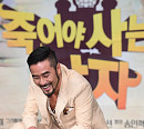 [BZ포토] 최민수, '평범한 포즈는 거부해'