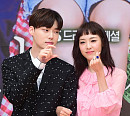 [BZ포토] 안재현-이연희, '같은 하트 다른 포즈'