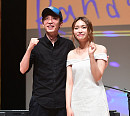 [BZ포토] 이진아, 대표님과 어색한 포토타임