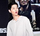 [BZ포토] 송중기, 크나큰 함성 소리에 '놀란 토끼눈'