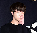 [BZ포토] 아이콘 김진환, 합장하고 독특한 인사