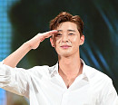 [BZ포토] 박서준, 경례의 정석 '군필답네'