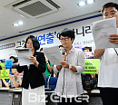[BZ포토] 기자회견문 낭독하는 김기덕 사건 공동대책위원회