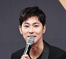 [BZ포토] 동방신기 유노윤호, SM콘 중 찢어진 바지 '응원글 많아서 다행'