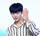 [BZ포토] 워너원 황민현, 팬들의 부름에 응답