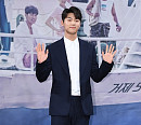 [BZ포토] 강민혁, 한류스타의 귀여운 손짓