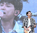 [BZ포토] 버즈 윤우현, '너는 노래하고 나는 기타치고'