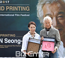 [BZ포토] 신성일, 'BIFF' 한국영화회고전 기념하는 핸드프링팅