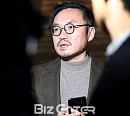 [BZ포토] 취재진과 인터뷰하는 故 김주혁 소속사 김석준 상무
