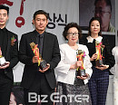 [BZ포토] 박서준-설경구-나문희-전혜진-최희서, 영평상 수상 '영광의 순간'