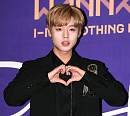 [BZ포토] 워너원 박지훈, '심쿵하게 손하트'