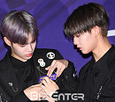 [BZ포토] 워너원 이대휘-배진영, '이름표가 자꾸 떨어져'
