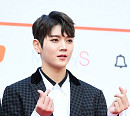 [BZ포토] 뉴이스트W 렌, '하트까지 잘생겼네'