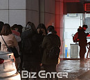 [BZ포토] 샤이니 종현 사망 소식 '병원으로 달려온 팬들'