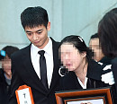 [BZ포토] 샤이니 종현 발인, 유족 위로하는 상주 민호