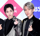 [BZ포토] 엑소 시우민-백현, '손하트로 매력 대결중'