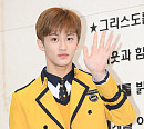 [BZ포토] NCT 마크, 수줍게 손인사