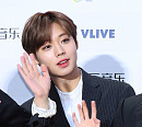 [BZ포토] 워너원 박지훈, 고개 빼꼼 내밀어 '팬들에게 손인사'