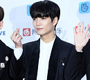 [BZ포토] 뉴이스트W JR, 멋지게 내민 손하트