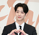 [BZ포토] 워너원 라이관린, 그윽한 눈빛+미소 '하트는 덤'