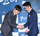 [BZ포토] 고경표-류승룡, '부자간의 악수'
