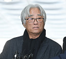 [BZ포토] '성폭력 혐의' 영장실질심사 받는 이윤택 연출가