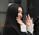 [BZ포토] 레드벨벳 아이린, '빼꼼 손인사'