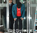 [BZ포토] 김흥국, 경찰서 출석 '90도 인사'
