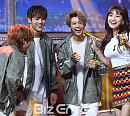 [BZ포토] 스트레이키즈, '트와이스 선배님들 1위 축하드려요'