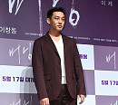 [BZ포토] 유아인, 세련된 와인빛 슈트
