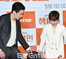 [BZ포토] 권율, '한예리 위한 매너 손길'