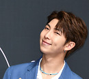 [BZ포토] 방탄소년단 RM, 부드러운 미소 '하트는 덤'