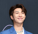 [BZ포토] 방탄소년단 RM, 반짝이는 꽃미소