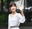 [BZ포토] 오마이걸 아린, '가녀린 손목으로 인사해'