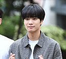 [BZ포토] 뉴이스트W JR, 하트 만들고 얼음