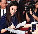 [BZ포토] 한효주, '사인에 집중한 모습도 아름다워'