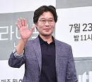 [BZ포토] 유재명, 여유로운 한류스타 손짓