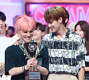 [BZ포토] 세븐틴 디노-민규, 1위 트로피 바라보며 함박웃음
