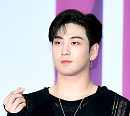 [BZ포토] 뉴이스트W 백호, 수줍은 미니 하트