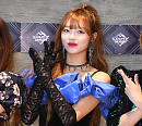 [BZ포토] 오마이걸 유아, 시선 빼앗는 화려한 레이스 장갑