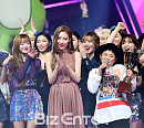 [BZ포토] 선미, '오마이걸 축하 받으며 1위 챔피언송 수상'
