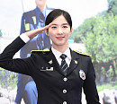 [BZ포토] 이청아, 베이비 순경 '다부진 경례'