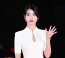 [BZ포토] 아이유, 조명이 필요없는 새하얀 비주얼