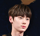 [BZ포토] 워너원 황민현, 영화관에 뜬 황제 비주얼