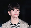 [BZ포토] 스트레이키즈 우진, '소매에 쏙 감춘 손인사'