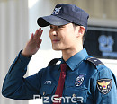 [BZ포토] JYJ 김준수, 전역 기다려준 팬들에게도 늠름한 인사