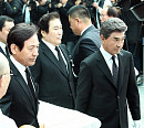 [BZ포토] 고(故) 신성일 운구하는 안성기-이덕화