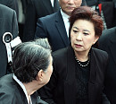 [BZ포토] '고(故) 신성일 발인' 엄앵란 위로하는 문희