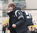 [BZ포토] 위키미키 최유정, '수능 시험장으로 가는 가벼운 발걸음'